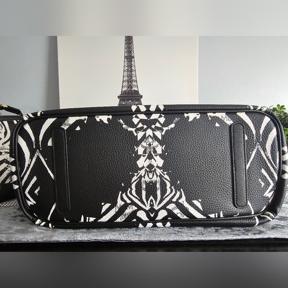 MCM Reversible Liz Tote & Pouch | Limited Edition Zebra Print w/Pochette - Picture 11 of 16